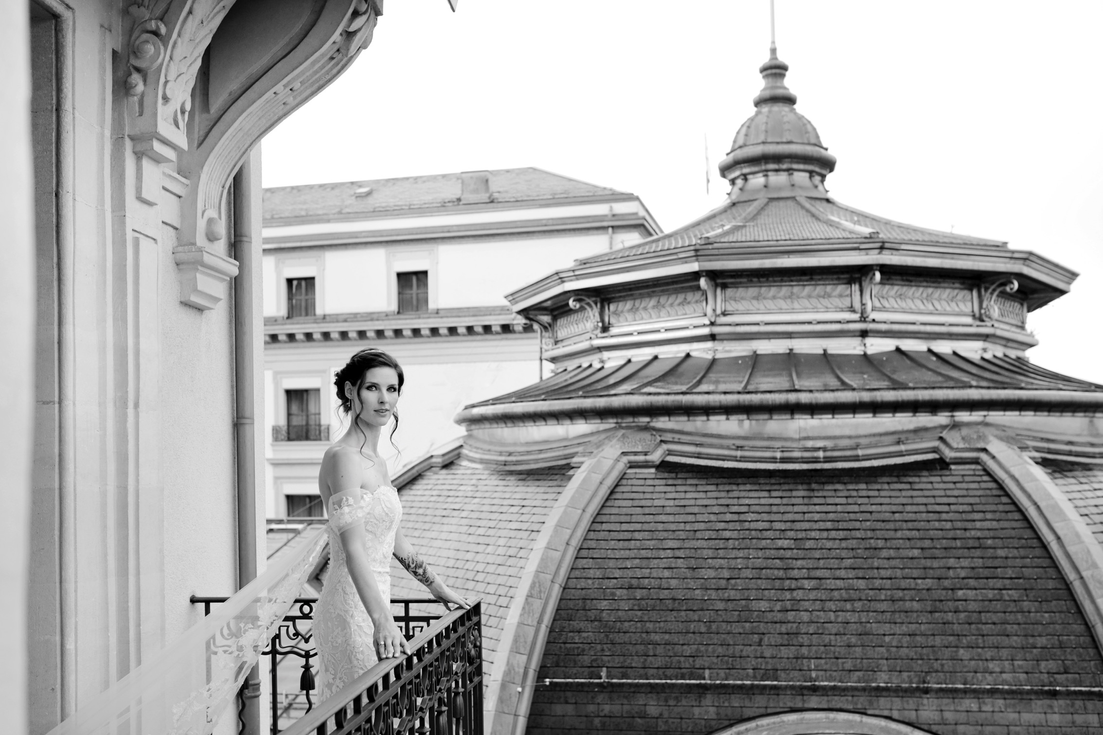 A newlywed couple in the courtyard of the Palais-Royal in Paris
